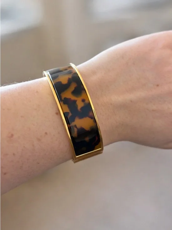 J Crew Tortoiseshell Resin Hinged Bangle with Gold Tone Trim - Picture 4 of 4